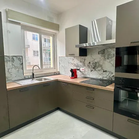 Spacious With Comfort & Terrace Apartament *