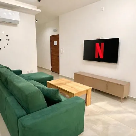 Spacious With Comfort & Terrace Appartement *